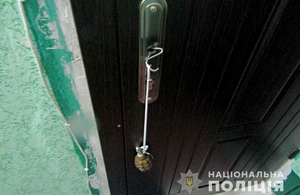 У Житомирській області невідомі прив'язали бойову гранату до дверей квартири