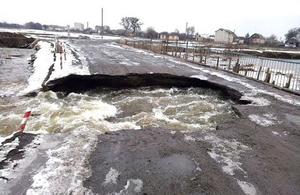 Паводок зруйнував тимчасовий міст на Житомирщині. ВІДЕО