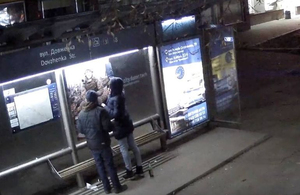 У Житомирі розшукують вандалів, які здерли фото військового із зупинки громадського транспорту. ВІДЕО