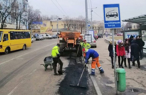 На вулицях Житомира триває ямковий ремонт доріг: де сьогодні будуть латати ями