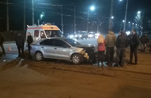 Пізно ввечері у Житомирі зіштовхнулися три автомобілі: ДТП без потерпілих. ФОТО