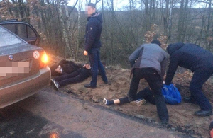 Побили та викинули з авто: на Житомирщині затримали зухвалих автоугонщиків