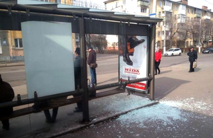 У центрі Житомира розбили зупинку громадського транспорту: хуліганів вже спіймали. ФОТО