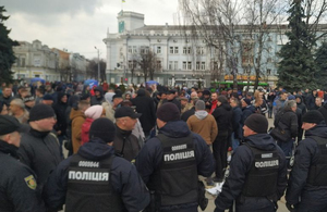 На мітингу Тимошенко в Житомирі сталася сутичка: «активістів» оточила поліція. ФОТО. ВІДЕО