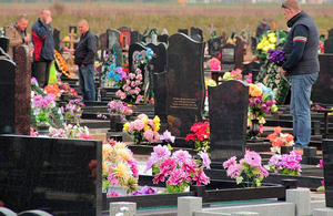 Замість пластику - молитву: житомирян закликають не нести штучні квіти на кладовища