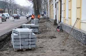 Плитка замість старого асфальту: в Житомирі продовжують реконструкцію тротуарів. ФОТО