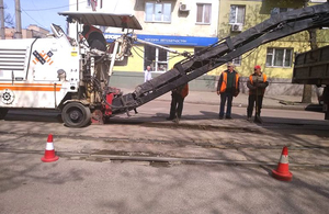Комунальники взялися за ремонт трамвайних переїздів у центрі Житомира