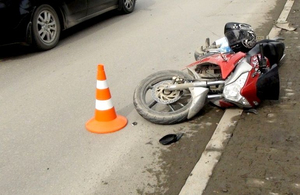 У Житомирській області мотоцикл виїхав на зустрічну смугу і врізався в легковик: водій загинув
