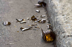 Зробив зауваження: у Житомирі жінка розбила пляшку об голову поліцейського