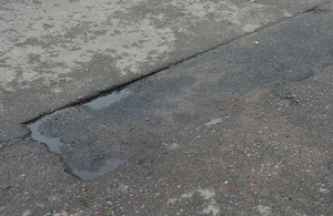 Капремонт доріг по-житомирськи: через 7 місяців асфальт вже має пошкодження. ФОТО
