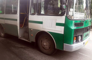 У Житомирі автобус протягнув по асфальту стареньку, яка не встигла вийти з дверей