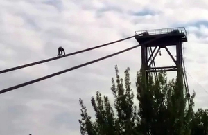 Ризикуючи життям, молодий хлопець виліз по канатам на 70-метровий міст у парку Гагаріна. ВІДЕО