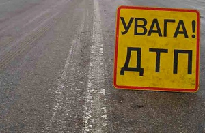 У Житомирській області легковик врізався в стовп: водій загинув, пасажири в лікарні