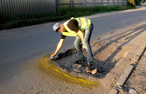 У Житомирі пропонують обводити фарбою ями на дорогах, щоб змусити мера їх відремонтувати. ФОТО
