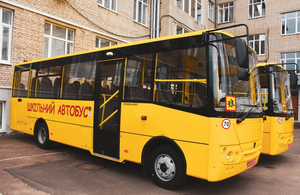 Ігор Гундич показав перші 5 із 20 закуплених шкільних автобусів для Житомирщини. ФОТО
