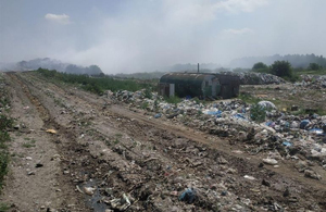 На Житомирщині не можуть загасити пожежу на сміттєзвалищі: люди страждають від їдкого диму і смороду. ФОТО