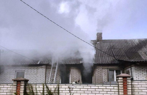У Житомирі пожежники загасили будинок і зберегли житло для трьох сімей. ФОТО