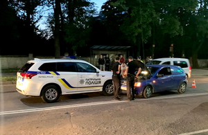 В Житомирі поліцейський Outlander виїхав на зустрічну смугу та врізався в Ford Fiesta. ФОТО