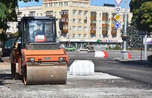 Шар асфальту 16 см: як у Житомирі ремонтують вулицю Велику Бердичівську. ФОТО