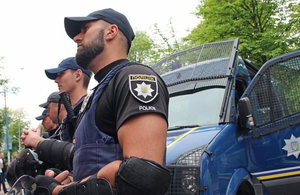 Поліція влаштувала облаву на «найдовшу барстійку» Житомира: виписано більше 30 штрафів. ФОТО