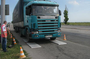 Півмільйона за перегруз: на Житомирщині оштрафували майже 300 водіїв фур
