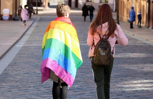 «Дітвора за ЛГБТ»: у Житомирі активісти відібрали у підлітків «райдужний» прапор. ВІДЕО