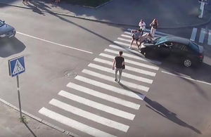 У Житомирі водій збив двох жінок на «зебрі» і втік: відео з камери спостереження