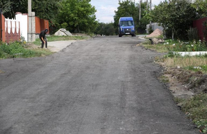 У Житомирі зі зрізаного асфальту ремонтують дороги в провулках. ФОТО