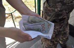 У Житомирській області воєнком погорів на хабарі: за $1000 пропонував «відкосити» від армії. ФОТО