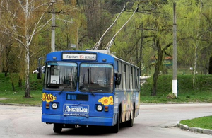 «Людей евакуювали через вікна»: у Житомирі на кінцевій загорівся тролейбус. ФОТО