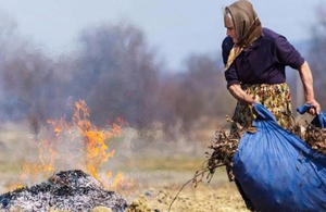 На Житомирщині пенсіонерка намагалася спалити сміття і потрапила в лікарню з опіками