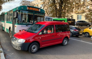 У Житомирі зіткнулися тролейбус і легковик, через ДТП утворився затор. ФОТО