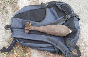 Чоловік розгулював містом з артилерійським снарядом в рюкзаку: його випадково затримали поліцейські