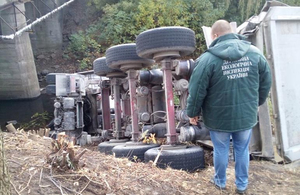 На Житомирщині вантажівка впала з моста в річку: фото з місця аварії
