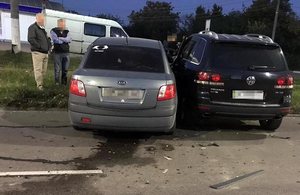 Не впорався з керуванням: у Житомирі водій Volkswagen відправив на лікарняні ліжка двох людей. ФОТО