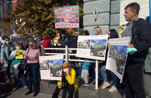«Ми проти АЗС»: житомиряни під стінами міськради влаштували мітинг. ФОТО