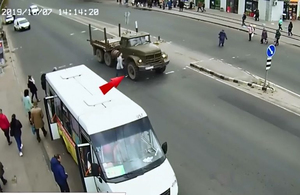 ​ДТП на проспекті Миру в Житомирі: вантажівка збила дівчину, яка переходила дорогу на зелений сигнал світлофора. ВІДЕО