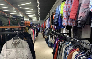 СБУ викрила 100-мільйонну контрабанду брендового одягу: його продавали у Житомирі