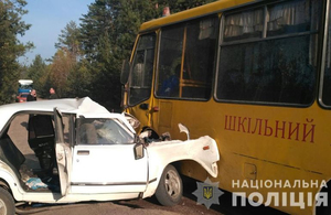 У Житомирській області легковик протаранив шкільний автобус, є загиблий