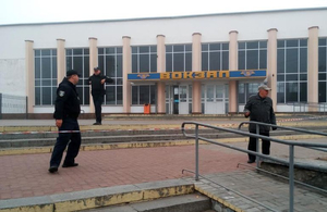Поліція шукає вибухівку на житомирському вокзалі та біля будівлі ОДА. ФОТО