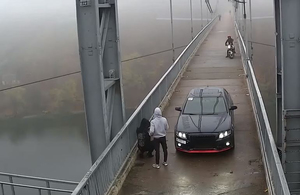 Заїхали пофоткатися і були оштрафовані: в Житомирі на пішохідному мості каталися авто і мотоцикл. ВІДЕО