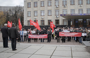 Річниця Жовтневої революції: прихильники комунізму вийшли в центр Житомира на мітинг. ФОТО