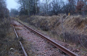 «Думав, що не помітять»: у передмісті Житомира чоловік розбирав залізничну колію. ФОТО
