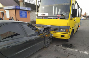 В Житомирській області чоловік помер за кермом свого Daewoo: некероване авто протаранило автобус