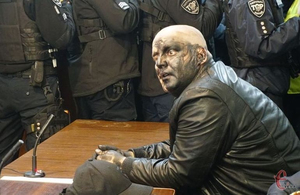 Фарбою та газом зустріли під судом скандального бердичівського блогера Сороченка. ФОТО