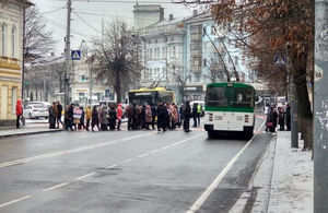 Протестуючі проти будівництва АЗС житомиряни перекрили Велику Бердичівську. ФОТО