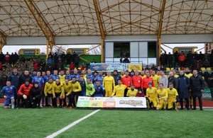 Житомирські десантники зіграли у футбол зі збірною України: відео матчу