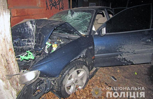 У Житомирській області автівка врізалась у дерево, постраждалих «вирізали» рятувальники