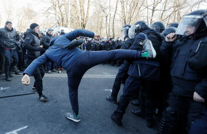 Протестувальники проти поліції: під Радою сталася масова бійка. ФОТОРЕПОРТАЖ