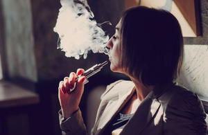 В Україні хочуть заборонити куріння електронних сигарет в громадських місцях